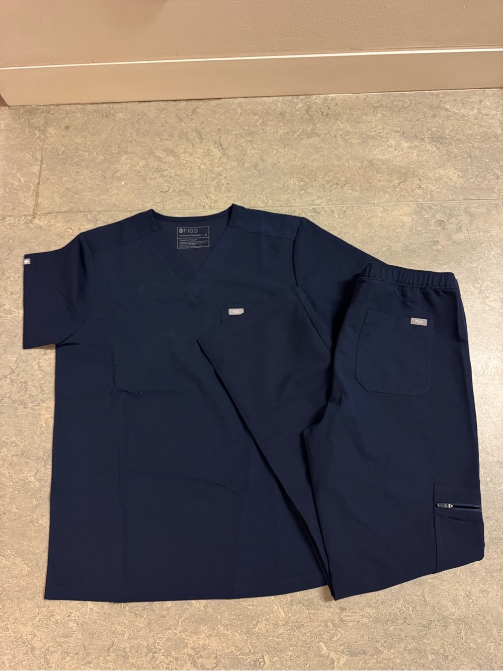 New Mens FIGS Navy Scrub Set - V-Neck Top & Drawstring Pants Size Medium